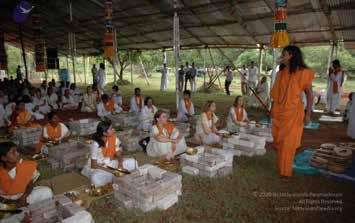 The SPH guiding sanyasis to perform the homa (fire ritual)